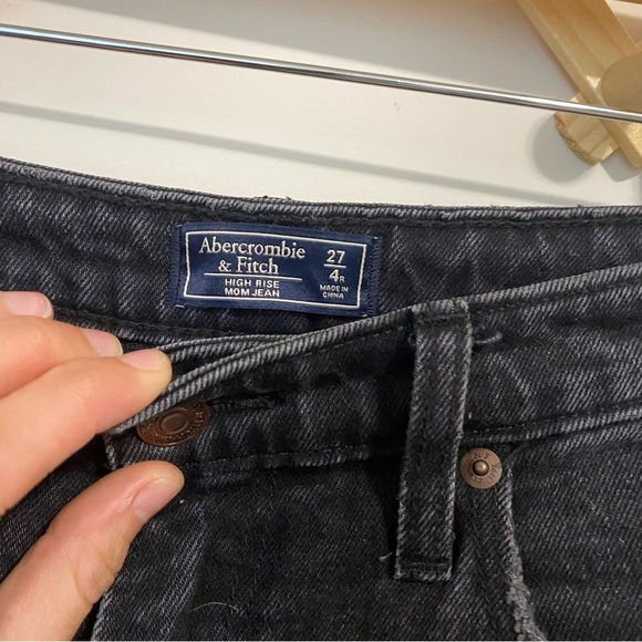 Abercrombie and Fitch Black High Rise Mom Jean size 4 - Picture 5 of 10